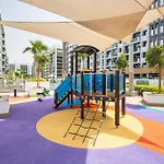 Deluxe 2 Bedroom Apartment In Azizi Riviera